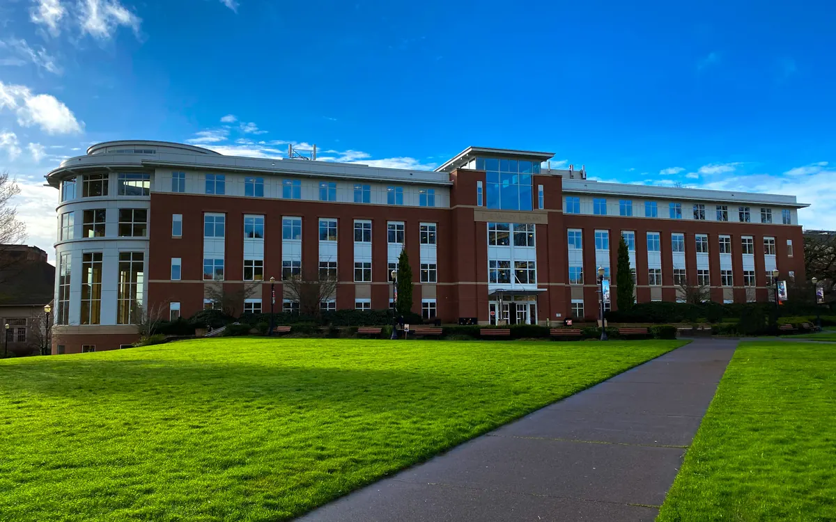 大学のキャンパスの建物と芝生