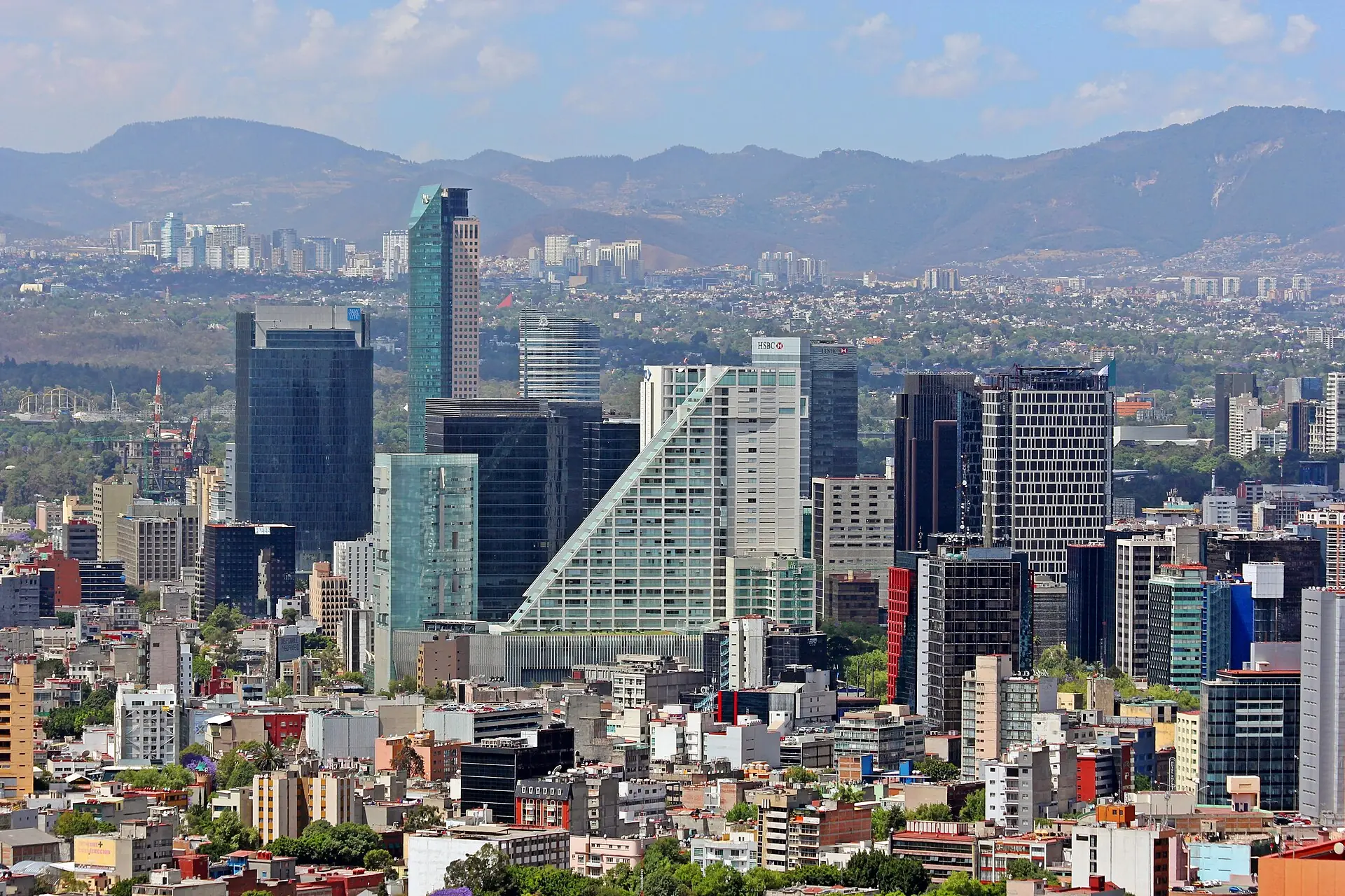 晴れた日のメキシコシティ(レフォルマ通りの高層ビル街)