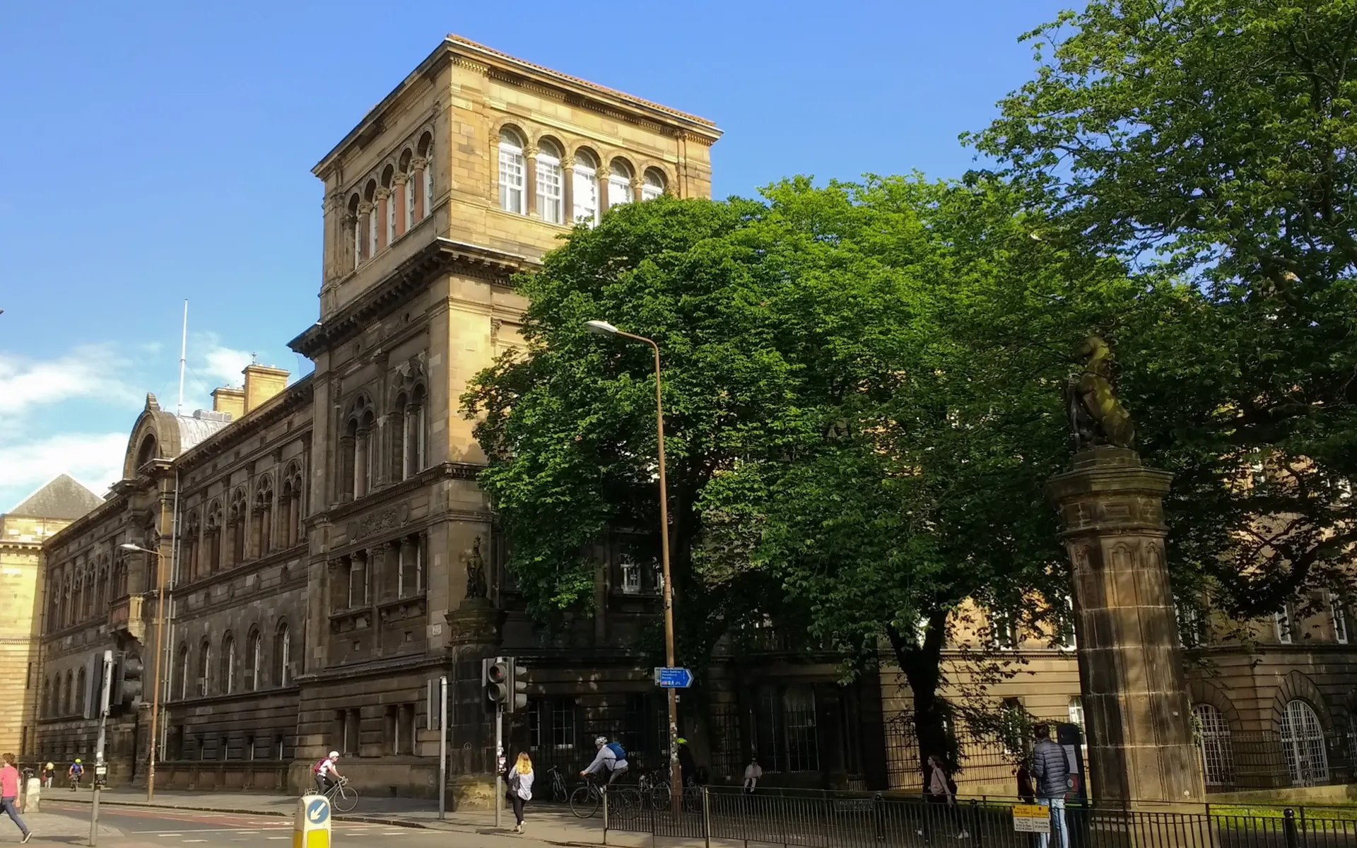 晴れた日のエディンバラ大学 旧医学部校舎(ティヴィオット・プレイス)