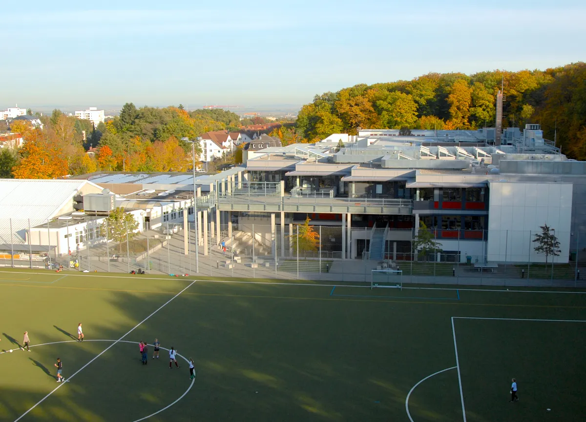 FIS の本校(Oberursel)のキャンパスの運動場と校舎(撮影日の記載なし)