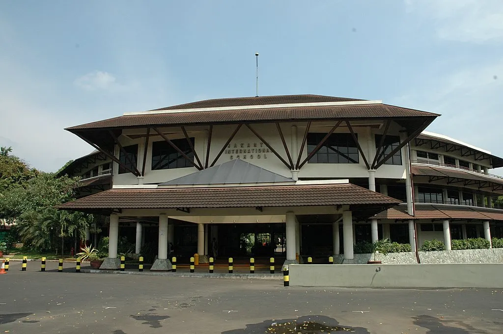 旧校名 Jakarta International School の看板がある JIS の校舎(2005 年)