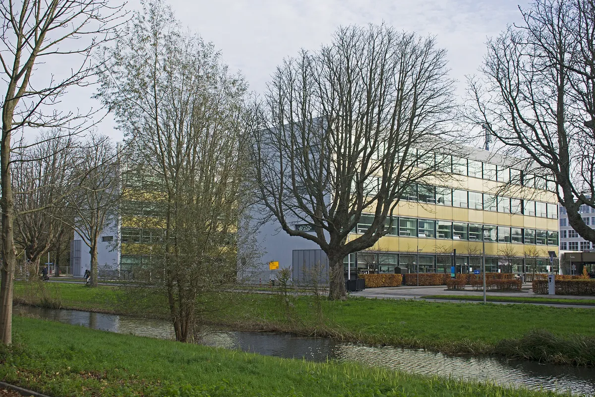Prins Bernhardlaan から見た International School Delft の校舎(2024 年 11 月撮影)