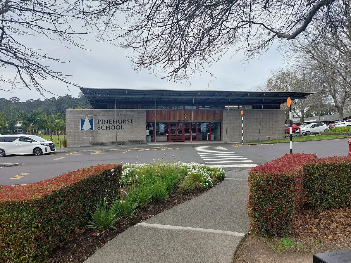 パインハースト・スクールの受付の建物(Albany・2024 年)