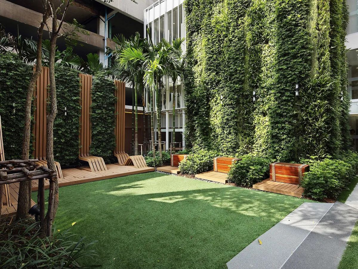 ELC の The City School の中庭と緑の壁(Thonglor・2019 年)
