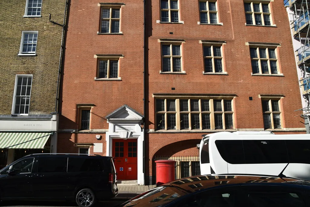 International Community School の看板がある ICS ロンドンの Wyndham Place の校舎の入口(2023 年)